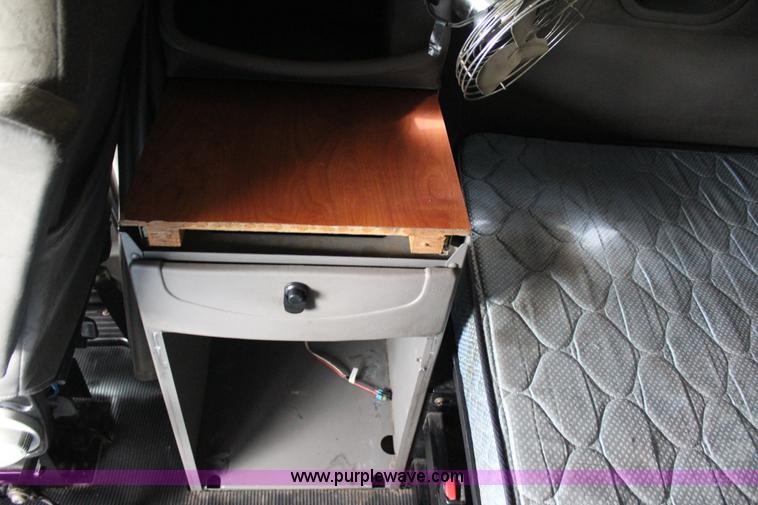 image for item J4422 2007 Kenworth T2000 semi truck