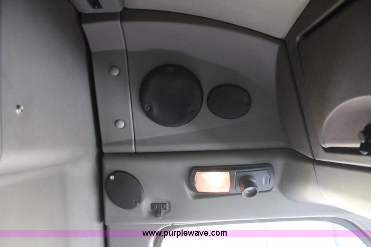 image for item J4422 2007 Kenworth T2000 semi truck