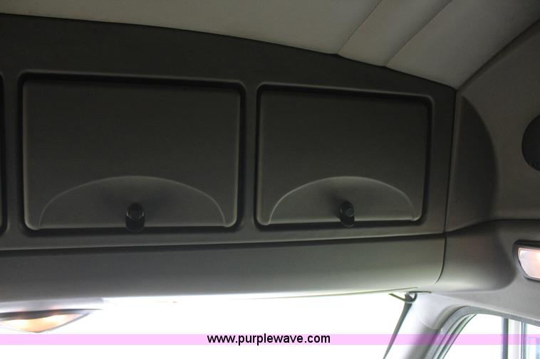 image for item J4422 2007 Kenworth T2000 semi truck