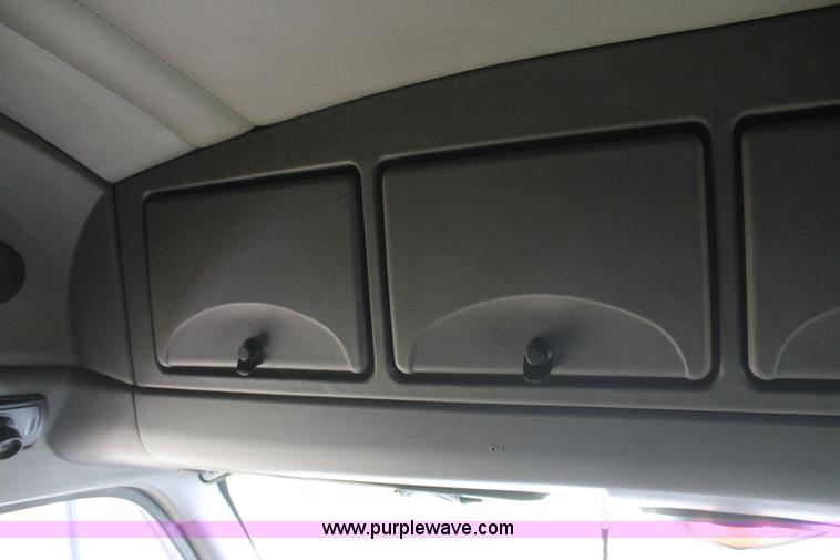 image for item J4422 2007 Kenworth T2000 semi truck