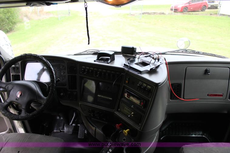 image for item J4422 2007 Kenworth T2000 semi truck