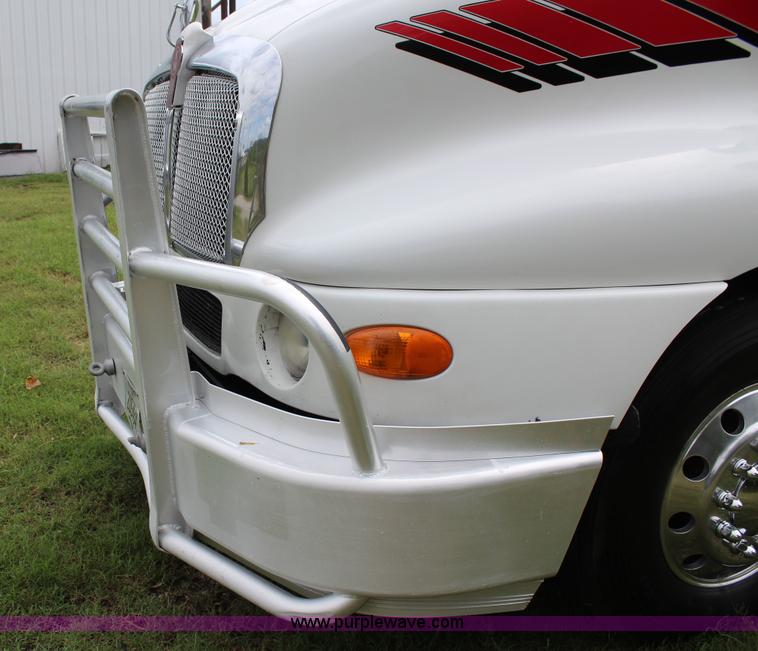image for item J4422 2007 Kenworth T2000 semi truck