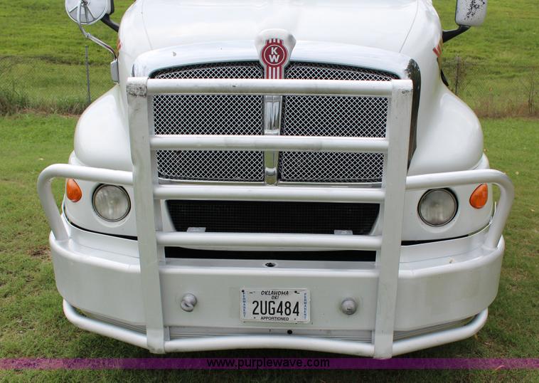 image for item J4422 2007 Kenworth T2000 semi truck