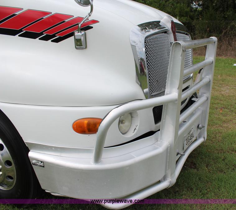image for item J4422 2007 Kenworth T2000 semi truck