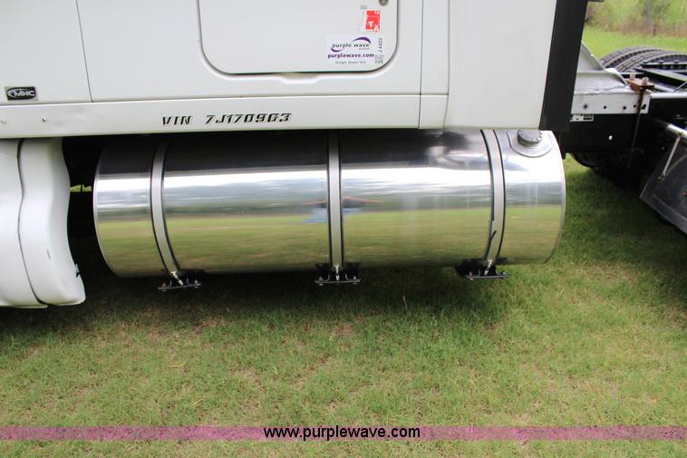 image for item J4422 2007 Kenworth T2000 semi truck