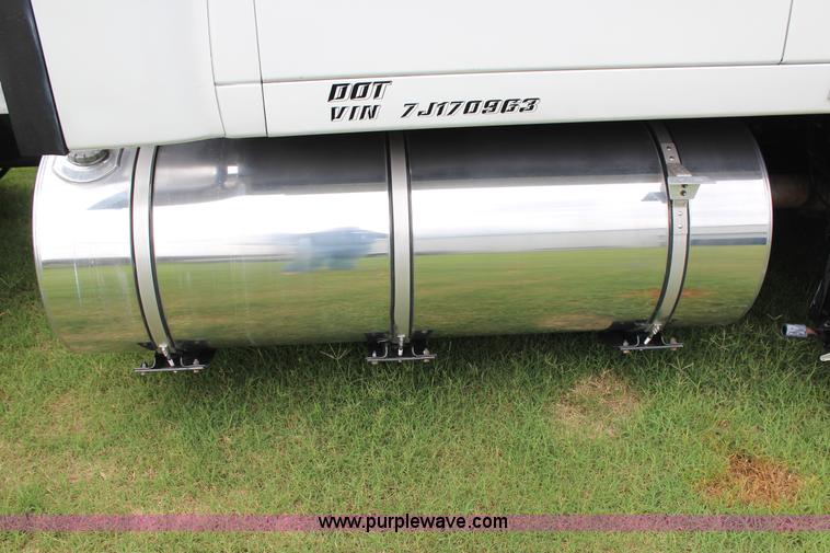 image for item J4422 2007 Kenworth T2000 semi truck