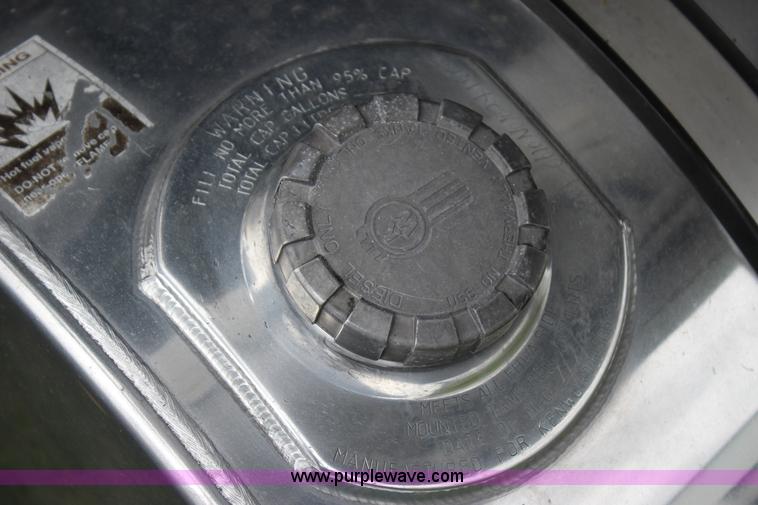 image for item J4422 2007 Kenworth T2000 semi truck