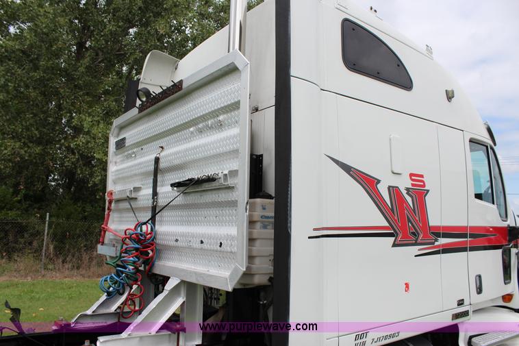 image for item J4422 2007 Kenworth T2000 semi truck