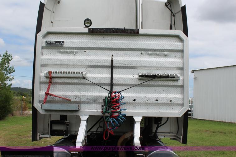 image for item J4422 2007 Kenworth T2000 semi truck