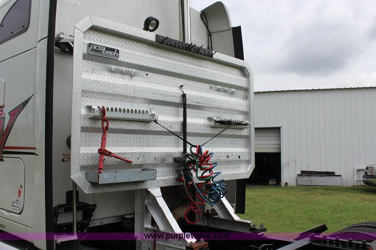 image for item J4422 2007 Kenworth T2000 semi truck