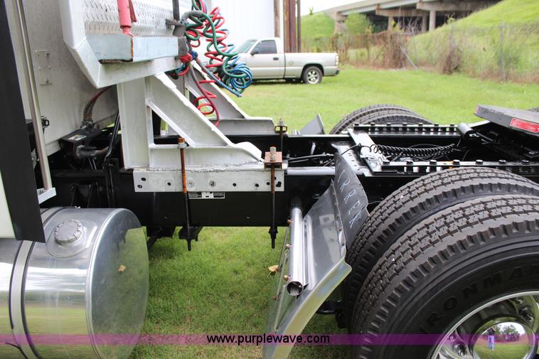 image for item J4422 2007 Kenworth T2000 semi truck