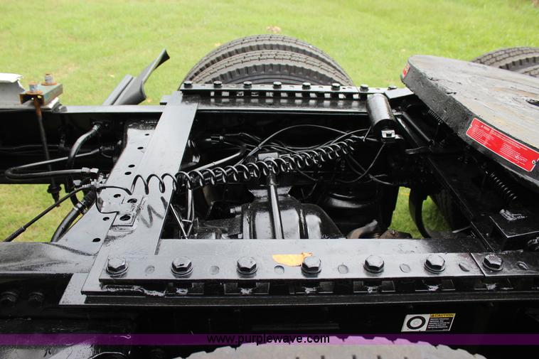 image for item J4422 2007 Kenworth T2000 semi truck