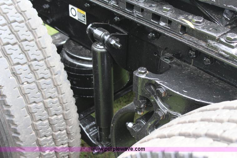 image for item J4422 2007 Kenworth T2000 semi truck