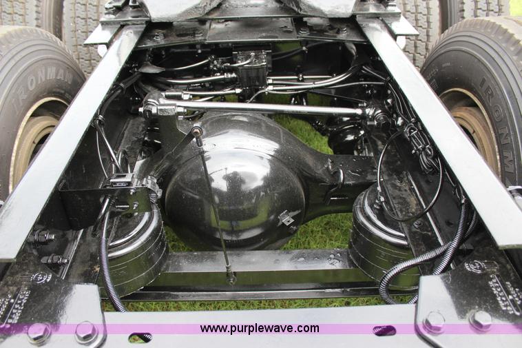 image for item J4422 2007 Kenworth T2000 semi truck