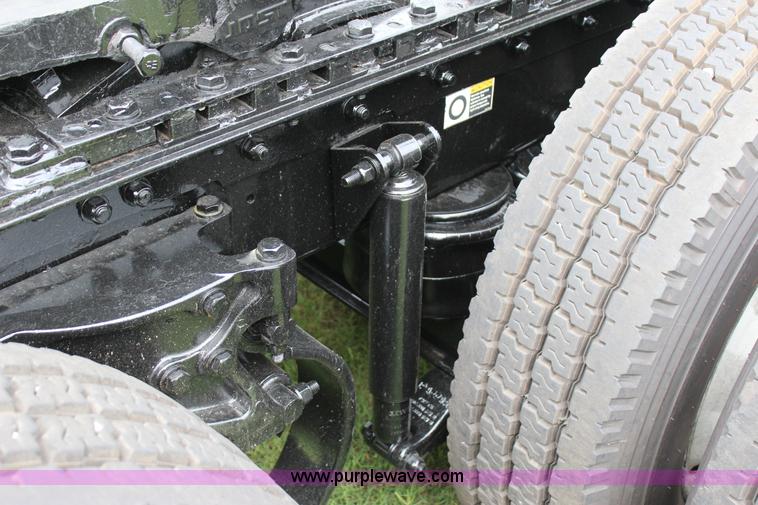 image for item J4422 2007 Kenworth T2000 semi truck