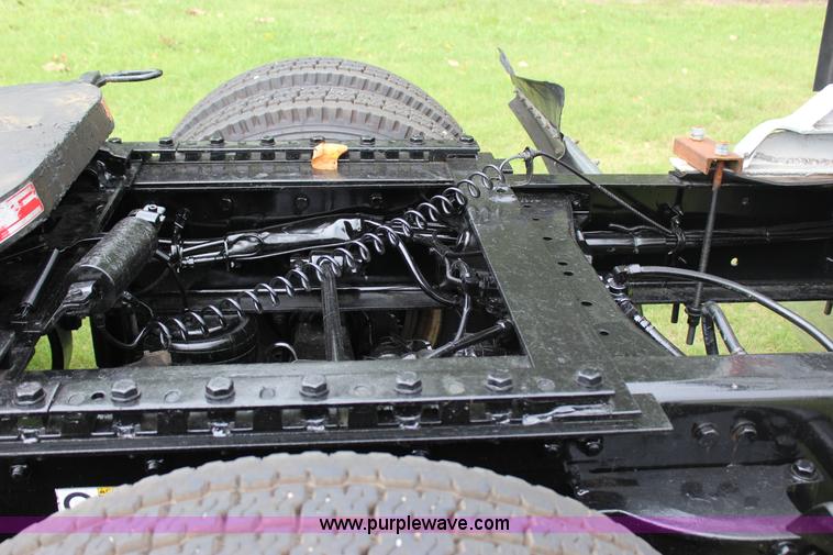 image for item J4422 2007 Kenworth T2000 semi truck