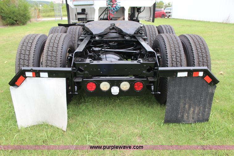 image for item J4422 2007 Kenworth T2000 semi truck