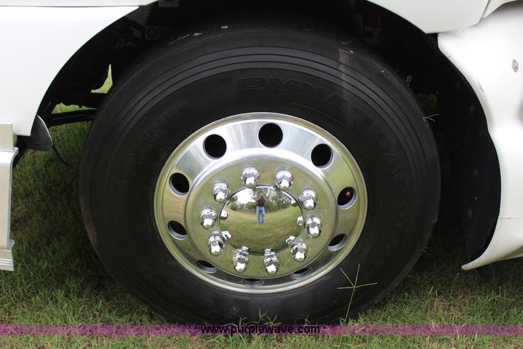 image for item J4422 2007 Kenworth T2000 semi truck