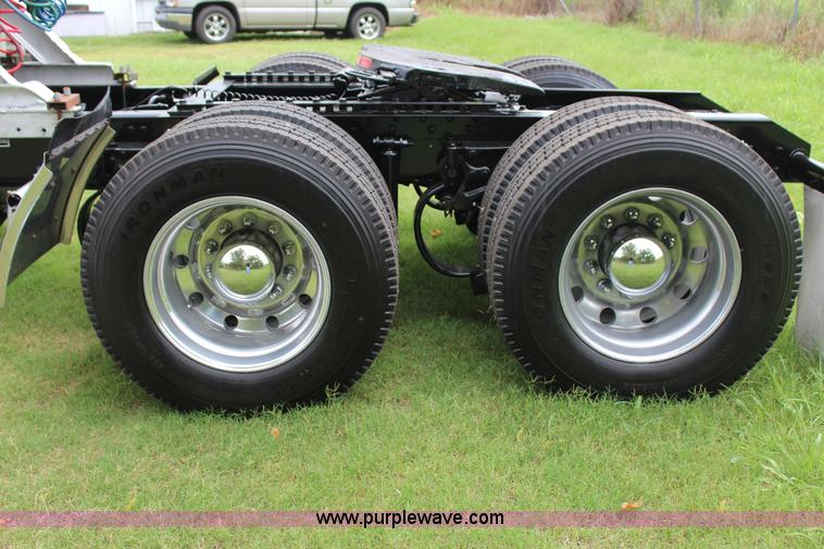 image for item J4422 2007 Kenworth T2000 semi truck