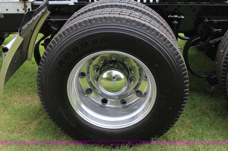 image for item J4422 2007 Kenworth T2000 semi truck