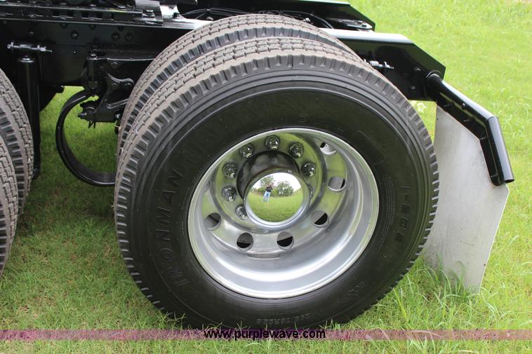 image for item J4422 2007 Kenworth T2000 semi truck