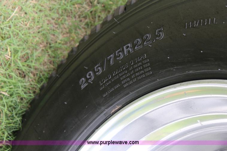 image for item J4422 2007 Kenworth T2000 semi truck