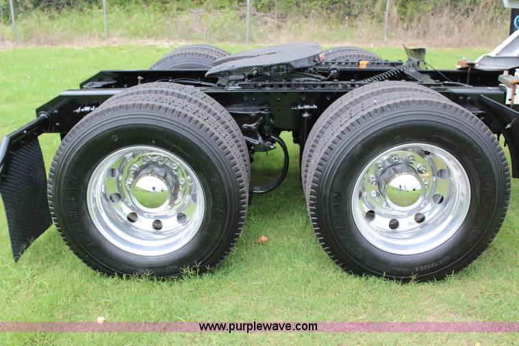 image for item J4422 2007 Kenworth T2000 semi truck