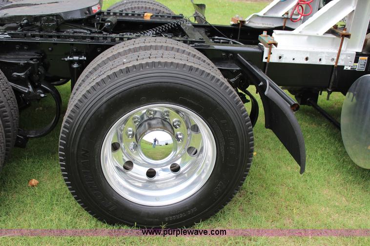 image for item J4422 2007 Kenworth T2000 semi truck