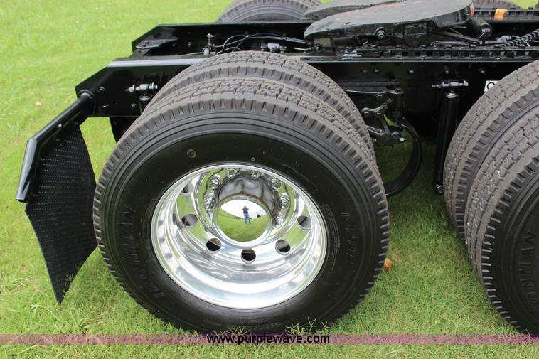 image for item J4422 2007 Kenworth T2000 semi truck