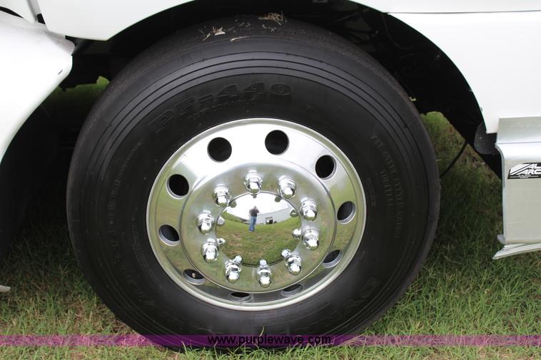 image for item J4422 2007 Kenworth T2000 semi truck