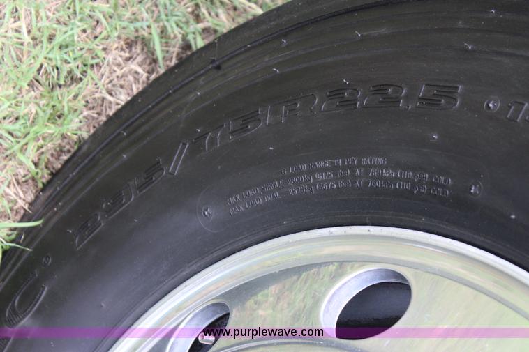 image for item J4422 2007 Kenworth T2000 semi truck