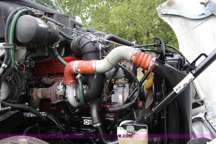 image for item J4422 2007 Kenworth T2000 semi truck