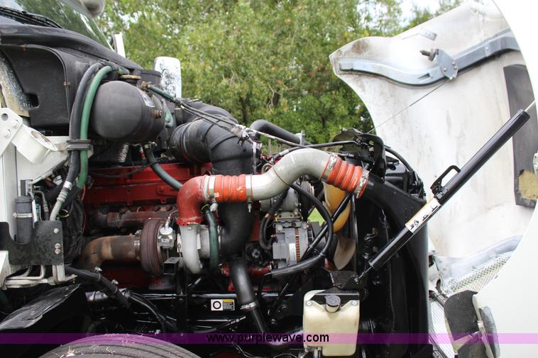 image for item J4422 2007 Kenworth T2000 semi truck