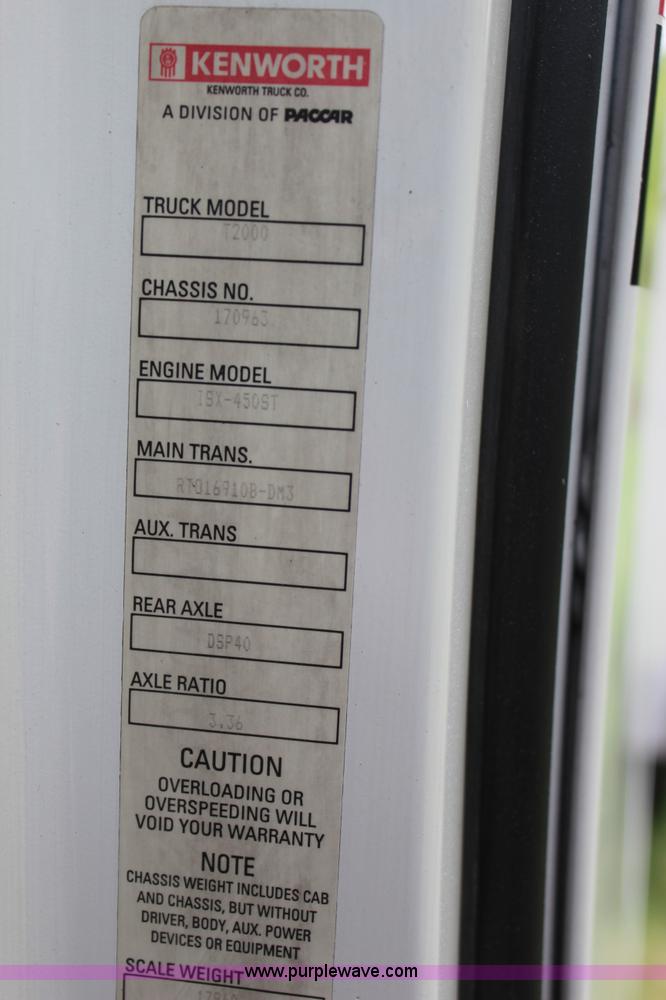 image for item J4422 2007 Kenworth T2000 semi truck