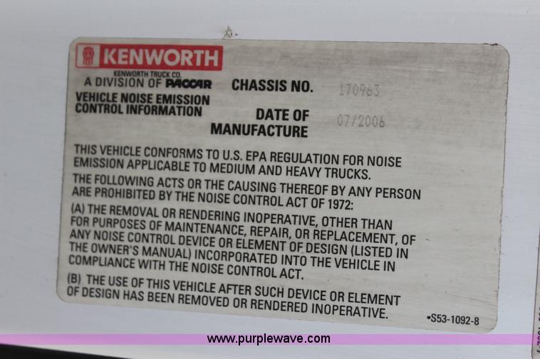 image for item J4422 2007 Kenworth T2000 semi truck