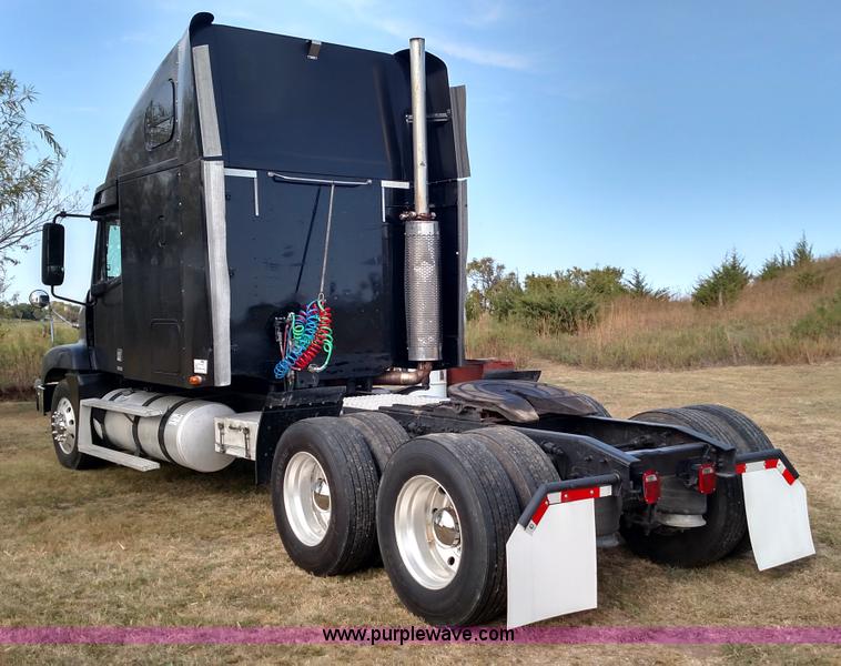 image for item K1184 2002 Freightliner Century Class ST120 semi truck