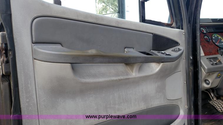 image for item K1184 2002 Freightliner Century Class ST120 semi truck