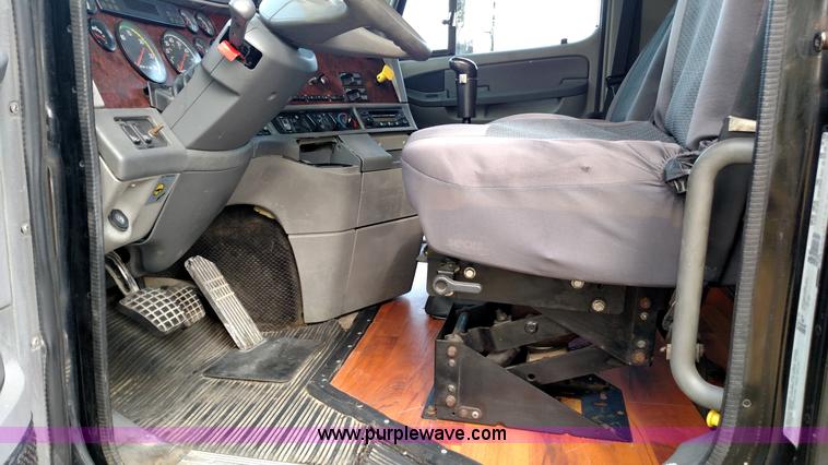 image for item K1184 2002 Freightliner Century Class ST120 semi truck