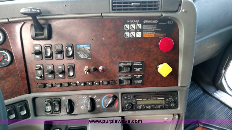 image for item K1184 2002 Freightliner Century Class ST120 semi truck