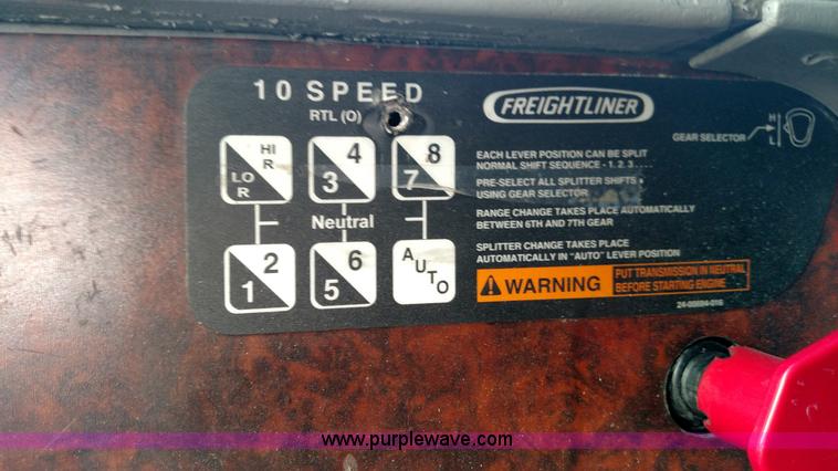 image for item K1184 2002 Freightliner Century Class ST120 semi truck