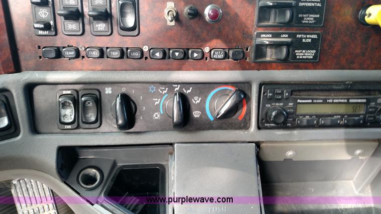 image for item K1184 2002 Freightliner Century Class ST120 semi truck