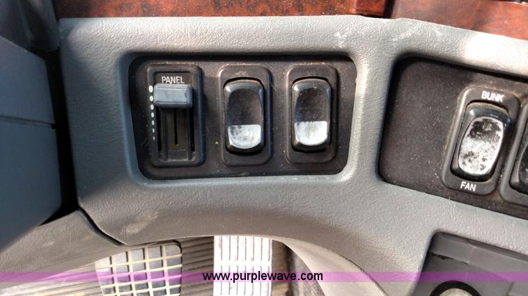 image for item K1184 2002 Freightliner Century Class ST120 semi truck