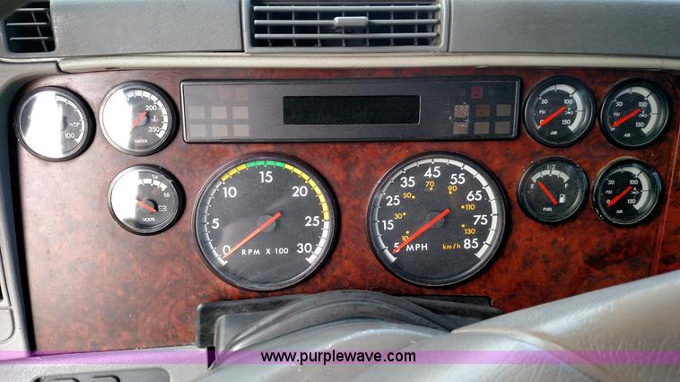 image for item K1184 2002 Freightliner Century Class ST120 semi truck