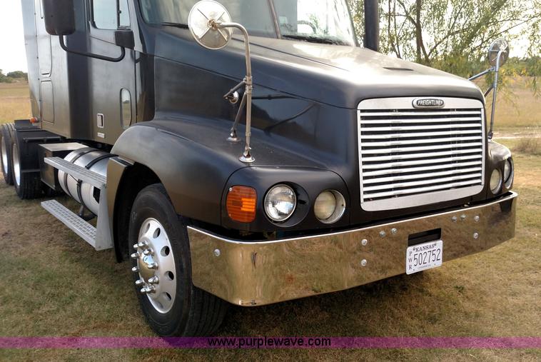 image for item K1184 2002 Freightliner Century Class ST120 semi truck