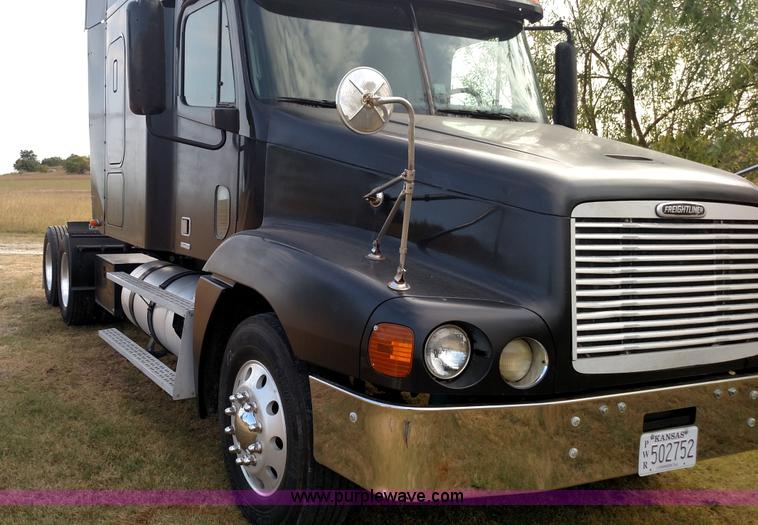 image for item K1184 2002 Freightliner Century Class ST120 semi truck