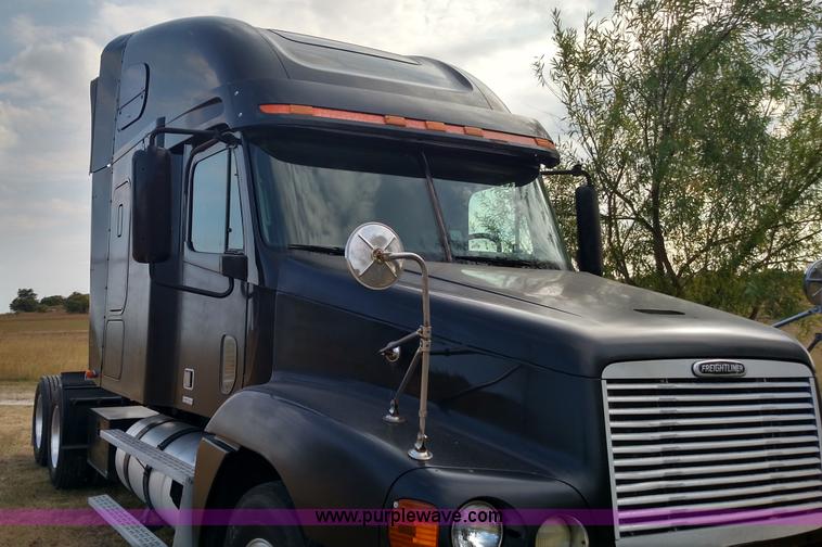 image for item K1184 2002 Freightliner Century Class ST120 semi truck