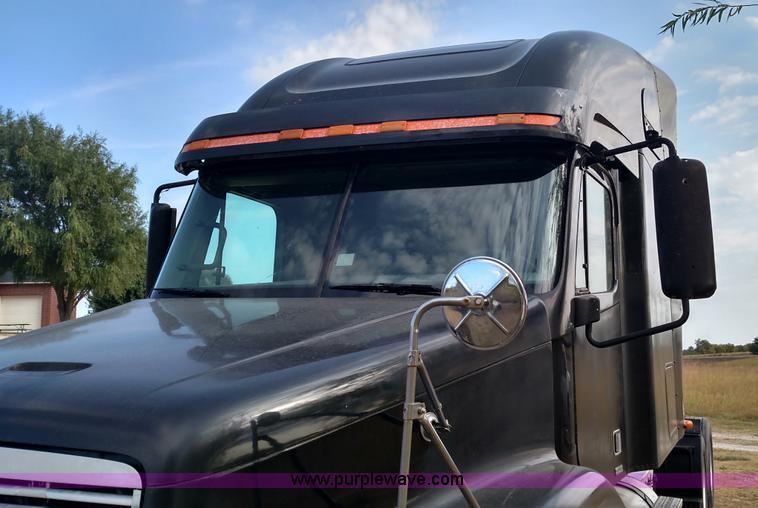 image for item K1184 2002 Freightliner Century Class ST120 semi truck