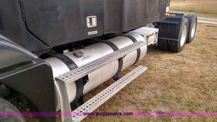 image for item K1184 2002 Freightliner Century Class ST120 semi truck