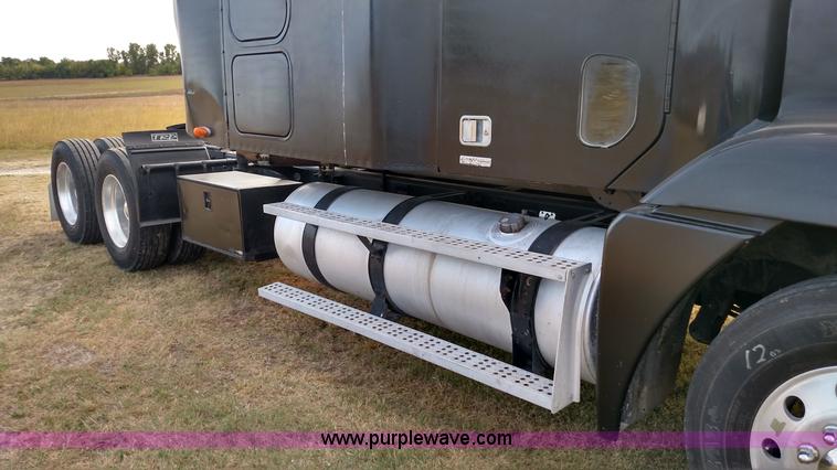 image for item K1184 2002 Freightliner Century Class ST120 semi truck