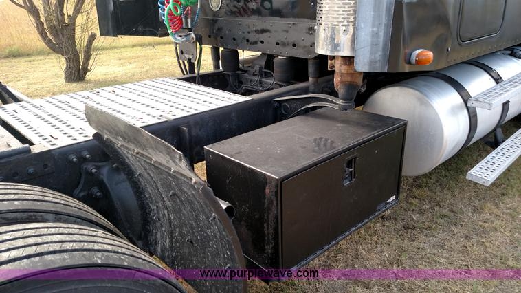 image for item K1184 2002 Freightliner Century Class ST120 semi truck